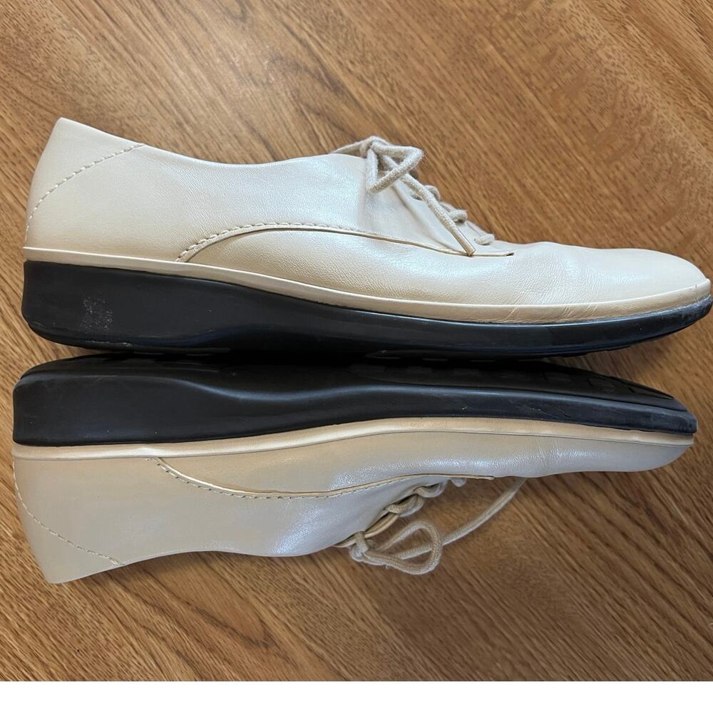 Easy Spirit FreeNEasy size 7 lace-up leather shoes. Light creamy tan/beige. - Picture 7 of 8